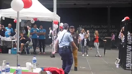 Дядо и полицайка правят готин танцов спектакъл