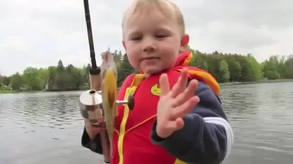Много сладко дете ще ви покаже как се лови риба