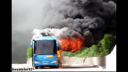 Автобус със ученици се запали като факла 