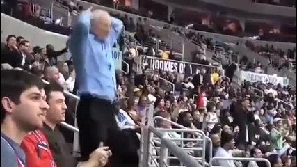 Дядка разбива цяла публика с лудия си танц