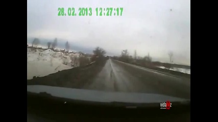 Ето какво се случва, когато малаумен шофьор на бетоновоз реши да изкочи на пътя без да се огледа!