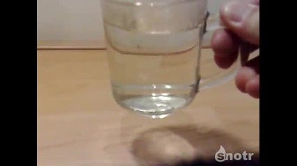 трик с лъжица и чаша вода