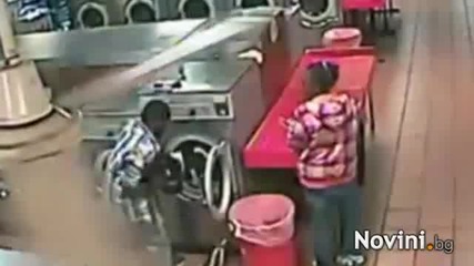 Негър опита да изкъпе сина си в пералня