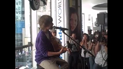 Justin at Nintendo World Store Nyc 9.1.09 