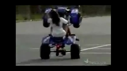 Вижте тази мацка как кара Атв и защо не трябва да кара с високи токчета.