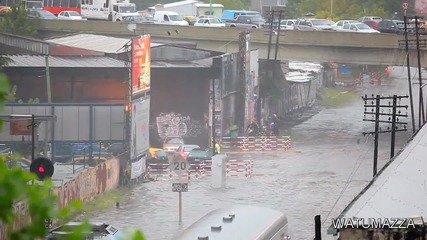 гледка! Влак разцепва голямо количество вода! [ H D ]