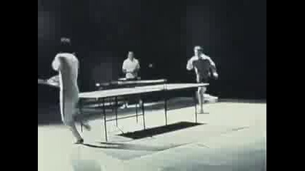 Брус Ли играе пинг понг 