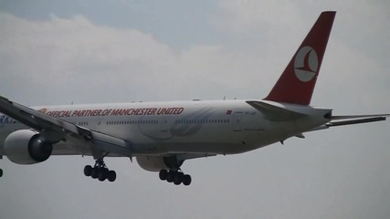 Turkish Airlines Boeing 777 - 300 - Manchester United - Landing at Tokyo 