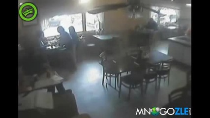 Само една жена може да паркира така вътре в ресторанта
