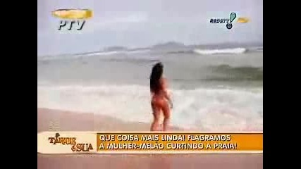 Готина мацка се търкаля по бразилския плаж 
