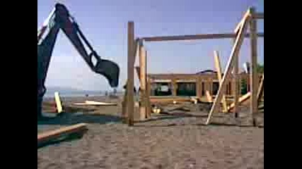 Ексклузивно!разрушаване на едното от двете незаконни, новопостроени заведения на плажа в Бургас 2ра 