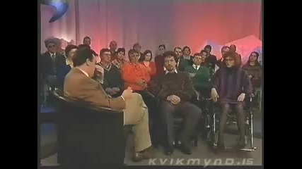 Водещ не може да спре да се смее (смях)