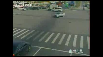 Камион затиска кола на кръстовище 