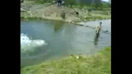 Тумбаци Скачат В Реката