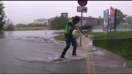 Сърф по наводнена улица