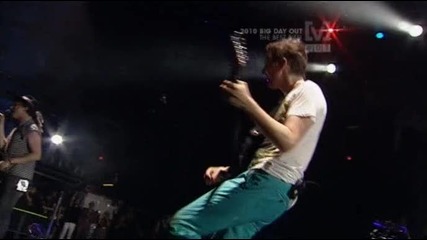 Muse ft. Nic Cester - Back In Black (big Day Out 2010) 