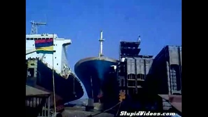 Кораб Удря Друг Кораб На Пристанището 