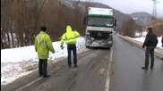 Шофьор на тир почина зад волана по време на движение