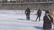 Замръзналите канали на Санкт Петербург се превърнаха в ледени пързалки