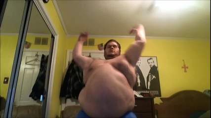 Дебелак играе Harlem Shake (смях)