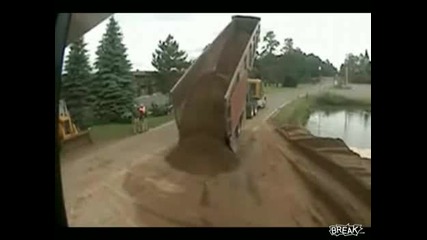 Камион с пясък се преобръща 