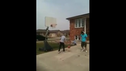 Justin Bieber and His Dad play Basketball! 