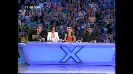 Момиче сочи среден пръст - X - Factor България