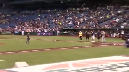 Avril Lavigne throws first pitch at Rays game on May 28, 201