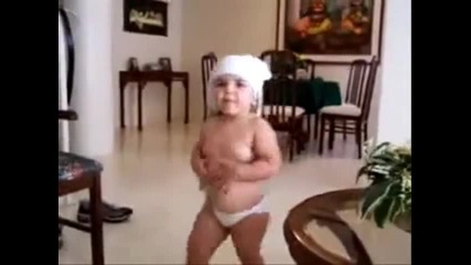 Бебенце играе на waka waka (индийска версия)