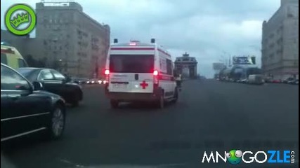 Линейки правят път на кортежа на Медведев