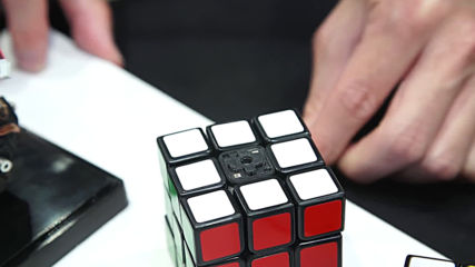 Self-Solving Rubiks Cube Robot