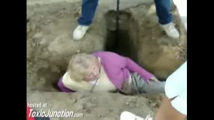 Дебела Жена Заседнала в дупка не може да Излезе