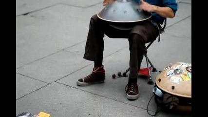 Уличен музикант с Хан Дръм. Изключително добър!