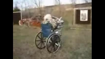 баба в инвалидна количка стреля с калашник