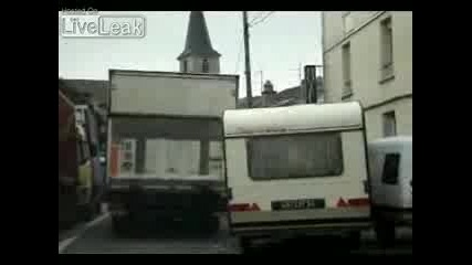 ПОЛИЦАИ НЕ МОГАТ ДА ХВАНАТ БЕГЛЕЦ
