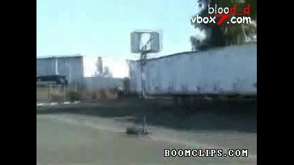 Пич вкарва кош от колата си