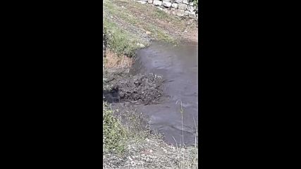 Черна вода тече в река Шугавица