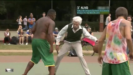 Дядо Chapadao показва умения във футбола, баскетбола и дори с кънки..