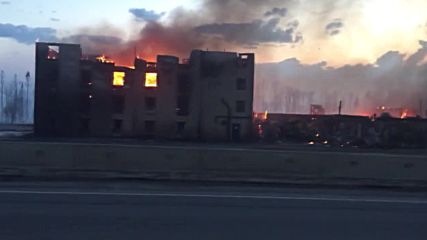 Огромният пожар в Канада продължава да бушува, унищожи цял град