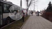 Дим и искри спряха тролейбус в час пик в Хасково (ВИДЕО+СНИМКИ)