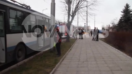Дим и искри спряха тролейбус в час пик в Хасково (ВИДЕО+СНИМКИ)