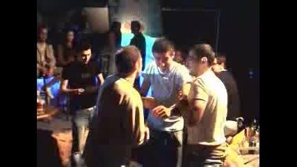 Unikalen typak davat mu alkohol v ustata neshte ... i nakraq pada zverski :d 