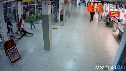 Кучки пребиват шефката си в руски мол