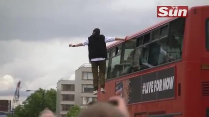 Магьосникът Динамо левитира на страната на автобус по улиците на Лондон , хората изумени отново!