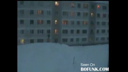 Руснаци скачат от покрива на блок