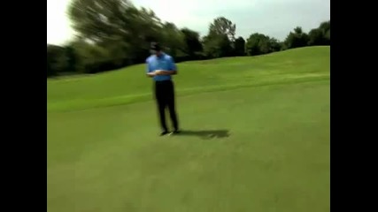 Tiger Woods играе голф с кубчето на Рубик 