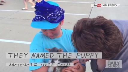 Момче се разплаква когато получава подарък кученце