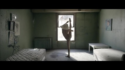 Превод ! Sia - Chandelier ( Official Video )