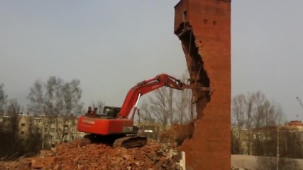Ето как се събарят сгради с Hitachi !