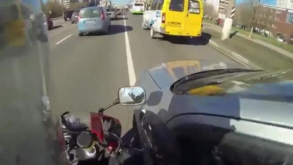 Моторист предприема опасно изпреварване и отнася огледалото на кола